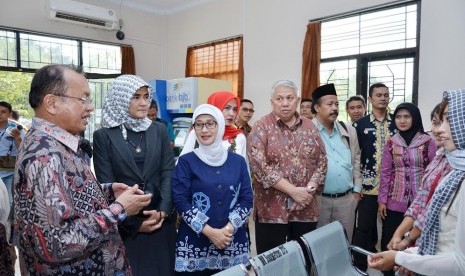 Tim Kunjungan Kerja Spesifik (Kunspek) Komisi IX DPR RI melakukan kunjungan ke Kabupaten Indramayu dalam rangka meninjau Pelayanan Terpadu Satu Pintu (PTSP).