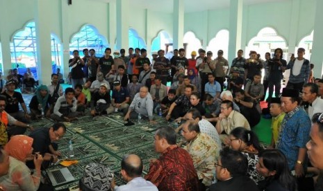 Tim kunjungan spesifik Komisi III DPR dengan Ketua Yayasan Dimas Kanjeng, Marwah Daud Ibrahim, di Masjid Padepokan, Probolinggo, Jawa Timur, Sabtu (1/10).