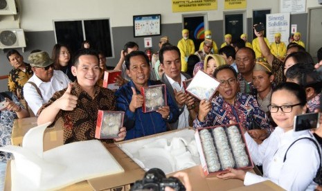 Tim Kunjungan Spesifik Komisi IV DPR RI dipimpin Daniel Tanjung bersama Kepala Badan Karantina Pertanian Banun Harpini melakukan rilis ekspor sarang burung walet hasil pengusaha Sumatra Utara ke negeri Cina di Cargo Bandara Kualanamu Sumut, Jumat (31/3).