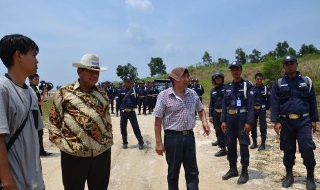 Tim Kunker Spesifik Komisi II DPR mendatangi lahan sengketa seluas 791 hektare  di Desa Margakaya, Margamulya, dan Wanajaya,  Kecamatan Telukjambe, Karawang, Senin (17/4).