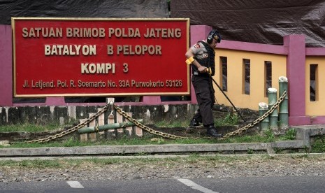 Tim Labfor Mabes Polri Cabang Semarang melakukan olah Tempat Kejadian Perkara (TKP) pos penjagaan yang ditembak oleh Orang Tidak Dikenal (OTK), di Mako Brimob Kompi 3 Batalyon B Purwokerto, Banyumas, Jateng, Sabtu (25/05/2019). 