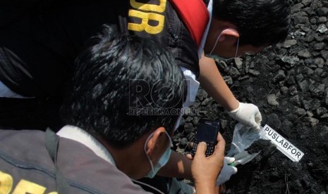  Tim Labfor melakukan olah tempat kejadian perkara (TKP) kecelakaan kereta api listrik dengan truk tangki di perlintasan kereta di Bintaro Permai, Jakarta Selatan, Selasa (10/12).  (Republika/Yasin Habibi)