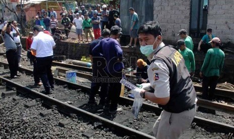  Tim Labfor melakukan olah tempat kejadian perkara (TKP) kecelakaan kereta api listrik dengan truk tangki di perlintasan kereta di Bintaro Permai, Jakarta Selatan, Selasa (10/12).  (Republika/Yasin Habibi)