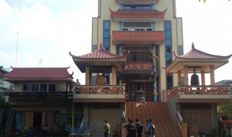 Tim Labfor Polri berada di kawasan Vihara Tri Ratna pasca kerusuhan yang terjadi, di Tanjung Balai, Sumatera Utara, Sabtu (30/7). 