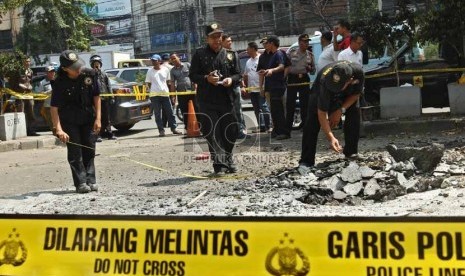    Tim Labfor Polri bersama petugas PLN melakukan olah TKP ledakan kabel bawah tanah di kawasan Mangga Besar, Jakarta Barat, Kamis (22/8).  ( Republika/Adhi Wicaksono)