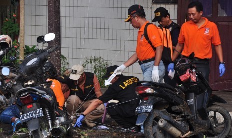 Tim Laboratorim Forensik Mabes Polri melakukan olah tempat kejadian perkara (TKP) di lokasi ledakan di Gereja Oikumene, Kelurahan Sengkotek, Kecamatan Loa Janan Ilir, Kota Samarinda, Kalimantan Timur, Senin (14/11).