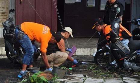 Tim Laboratorim Forensik Mabes Polri melakukan olah tempat kejadian perkara (TKP) di lokasi ledakan di Gereja Oikumene, Kelurahan Sengkotek, Kecamatan Loa Janan Ilir, Kota Samarinda, Kalimantan Timur, Senin (14/11). 