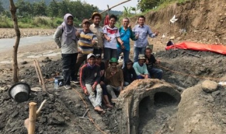 Tim Laboratorium Paleontologi Institut Teknologi Bandung (ITB) menemukan fosil berupa sepasang gading hewan purba Stegodon berumur Plestosen Awal atau sekitar 1,5 juta tahun lalu. 