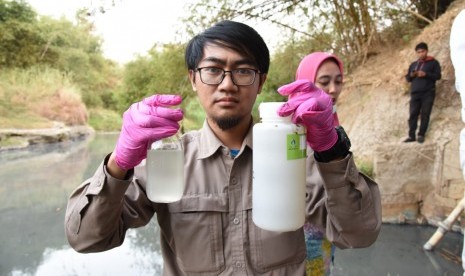 Tim laboratorium PJT II Jatiluhur, mengambil sampel air Sungai Cilamaya, Karawang, yang diduga tercemar limbah pabrik. 