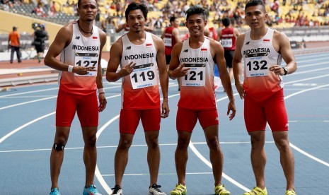 Tim lari estafet putra Indonesia Iswandi (kiri), Eko Rimbawan (kedua kiri), Fadlin (kedua kanan) dan Yaspi Bobi berfoto selepas berlaga dalam nomor estafet 4x100 meter putra SEA Games XXIX di Stadion Bukit Jalil, Kuala Lumpur, Malaysia, Jumat (25/8). 