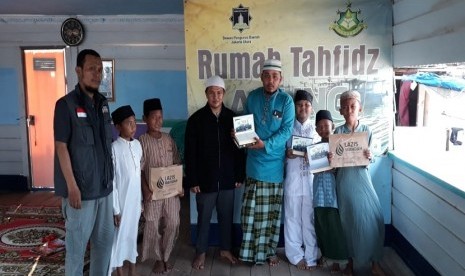 Tim LAZIS Wahdah yang diwakili langsung oleh Direktur LAZIS Wahah Jakarta, Ustaz Yudi Wahyudi dan Ustaz Saripuddin (Manager Divisi Pemberdayaan LAZIS Wahdah Jakarta) berkunjung ke Rumah Tahfidz Apung yang berlokasi di kampung nelayan, Kamal Muara, Penjaringan, Jakarta Utara pada Sabtu (3/8).