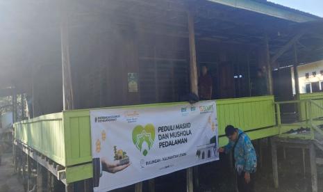 Tim Laznas BMH melaksanakan kegiatan bersih-bersih masjid di Masjid Hidayatul Muhtadin Pesantren YABIS Takhassus Alquran Sajau, Jalan Mahakam RT 12 RW 02 Desa Wonomulyo, Kabupaten  Bulungan,  Kalimantan Utara, Kamis (9/3/2023).