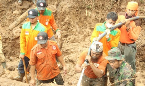 tim Laznas LMI ikut menangani korban bencana longsor di Ponorogo, Jawa Timur.