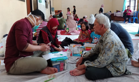 Tim LKC Dompet Dhuafa bantu korban banjir Pekalongan.