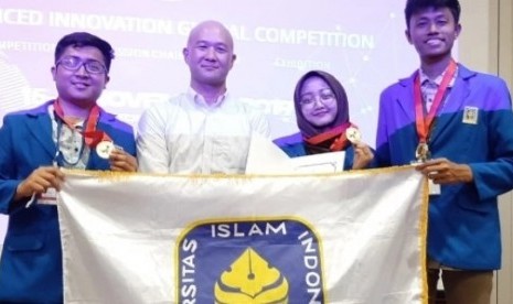 Tim Mahasiswa Farmasi Universitas Islam Indonesia (UII) yang meraih Gold Medal dari Advanced Innovation Global Competition (AIGC) 2019 di Nanyang Technology University Hall Singapura.