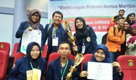 Tim mahasiswa IPB menjadi juara lomba karya tulis mahasiswa nasional yang diadakan Unhas.