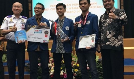 Tim mahasiswa ITS berhasil meraih juara satu dan menggondol Piala Adi Cipta Tata Wahana Nusantara Award, di ajang lomba Penelitian Ilmiah Transportasi 2017 yang diselenggarakan oleh Badan Penelitian dan Pengembangan Perhubungan, Kementerian Perhubungan Republik Indonesia (Kemenhub RI), Jumat (27/10)