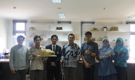 Tim Mahasiswa Prodi Arsitek Universitas Aisyiyah (Unisa) Yogyakarta di International Student Competition in Architectural Design and Construction of Bamboo 2019.