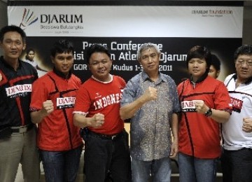 Tim manager PB Djarum Fung Permadi (dari kiri), pebulutangkis PB Djarum Mohammad Ahsan, Pengurus PB Djarum Lius Pongoh, Pelatih ganda PB Djarum Christian Hadinata, pebulutangkis PB DJarum Meiliana Jauhari, dan Program Director bakti Olahraga Djarum Foundat