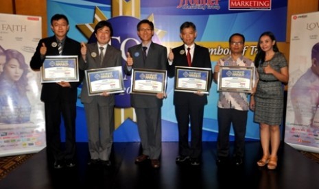 Tim manajemen dan perwakilan SEID saat menerima Top Brand Award