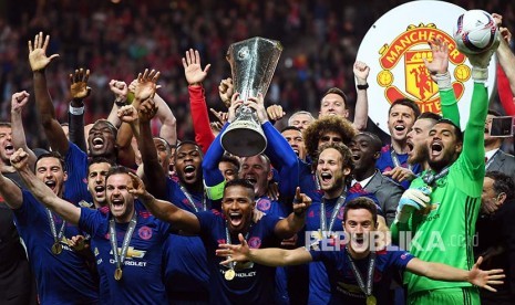 Tim Manchester United merayaka kemenangan Liga Europa pada penganugerahan trofi bagi Juara di Stockholm, Swedia, Kamis (25/5) dini hari.