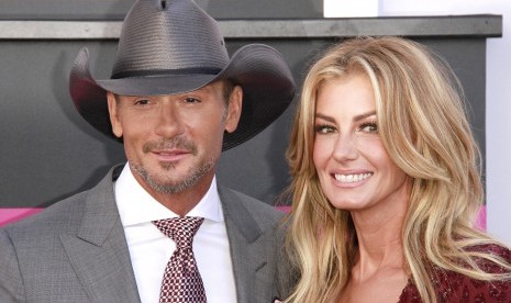 Pasangan penyanyi country Amerika Serikat, Tim McGraw dan Faith Hill, melakoni rutinitas karantina mandiri yang hampir sama dengan keluarga lain (Foto: Tim McGraw dan Faith Hill)