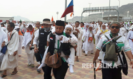 Tim Media Center Haji bantu jemaah sepulang dari lontar Jumrah Aqabah di Jamarat.