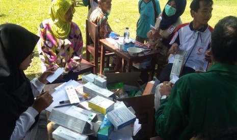 Tim medis BSMI melayani para warga pengungsi korban gempa Seram.