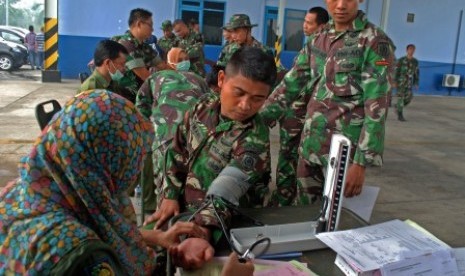 Tim medis Dinas Kesehatan Provinsi Riau melakukan pengecekan kondisi kesehatan prajurit TNI AD yang bertugas membantu pemadaman kebakaran hutan dan lahan, di Lanud Roesmin Nurjadin Pekanbaru, Riau, Senin (26/10).