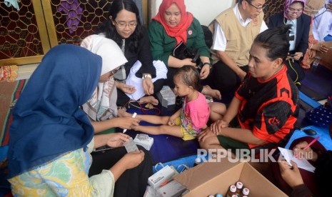 Tim medis Ikatan Dokter Indonesia (IDI) memberi pelayanan pengobatan gratis di pengungsian korban banjir Masjid Ar Rahman, Kelurahan Paccerakkang, Makassar, Sulawesi Selatan, Kamis (24/01/2019). 