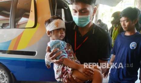 Tim medis membawa anak korban gempa dan tsunami Palu-Donggala setiba di Rumah Sakit Wahidin Sudirohusodo, Makassar, Sulawesi Selatan, Selasa (2/10). 