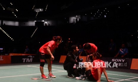 Tim medis memeriksa pebulutangkis ganda putri Indonesia Rosyita Eka Putri Sari i saat bertanding melawan pebulutangkis ganda putri Malaysia Vivian Hoo/Woon Khe Wei pada semi final nomor bulutangkis beregu putri SEA Games 2017 di Axiata Arena, Komplek Stadion Bukit Jalil, Malaysia, Rabu (23/8).