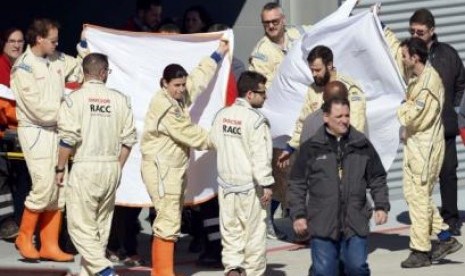 Tim medis mengevakuasi Fernando Alonso ke dalam helikopter untuk diterbangkan ke RS, usai kecelakaan saat ujicoba di Spanyol, Ahad (22/2).