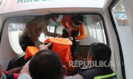 Tim medis mengevakuasi jenazah warga negara asing korban kecelakaan kapal wisata Gili Cat II di Rumah Sakit Penta Medika, Karangasem, Bali, Kamis (15/9).