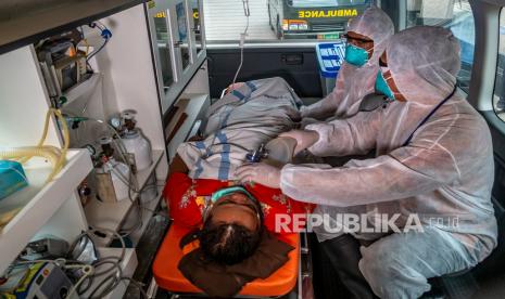 Tim medis mengevakuasi seorang pasien di dalam mobil ambulans menuju Rumah Sakit Umum Pusat (RSUP) dr Kariadi saat simulasi penanganan wabah virus corona. Dinas Kesehatan Kota Semarang mencatat 61 pasien positif COVID-19 yang dirawat di berbagai rumah sakit di Ibu Kota Provinsi Jawa Tengah itu dinyatakan sembuh.