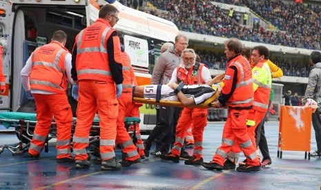 Tim medis menggotong bek Juventus, Andrea Barzagli ke ambulans setelah menderita cedera bahu pada laga Serie A lawan Chievo Verona di stadion Bentegodi, Ahad (6/11). Laga berakhir kemenangan untuk Juventus, 2-1.