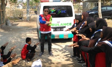 Tim medis PT Pertamedika IHC siaga menangani masalah kesehatan masyarakat sekitar pesisir pantai utara Karawang pasca kejadian di anjungan lepas pantai YYA milik PHE ONWJ. 