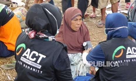 Tim Medis Relawan ACT memberikan pelayanan kesehatan kepada korban gempa bumi yang tinggal di tenda pengungsian di Dusun Loang Sawah, Desa Bentek, Kecamatan Gangga, Kabupaten Lombok Utara pada Rabu (8/8). 