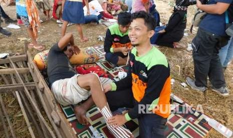 Tim Medis Relawan ACT memberikan pelayanan kesehatan kepada korban gempa bumi yang tinggal di tenda pengungsian di Dusun Loang Sawah, Desa Bentek, Kecamatan Gangga, Kabupaten Lombok Utara pada Rabu (8/8). 