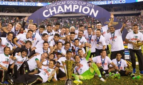 Tim Meksiko merayakan gelar juara Piala Emas 2015