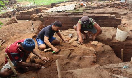 Tim melakukan ekskavasi di Situs Mbah Blawu di Desa Sukosari, Kecamatan Jogoroto, Kabupaten Jombang, Jawa Timur, Rabu (19/10/2022). Menurut arkeolog Balai Pelestarian Kebudayaan (BPK) wilayah XI Jawa Timur, Situs Mbah Blawu diduga pernah mengalami perusakan, karena saat penyingkapan sumur kuno yang menjadi bagian dari situs mengalami kerusakan di bagian dinding sebelah timur dan barat serta ada benda hilang dari tempatnya yang diduga telah dicuri. 