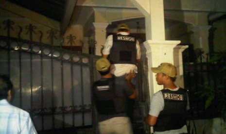 Tim memanjat pagar rumah Susno Duadji di Puri Cinere Depok, Ahad (29/4) malam