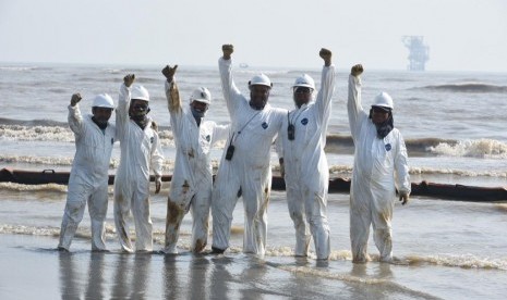 Tim membersihkan Pantai Sedari.