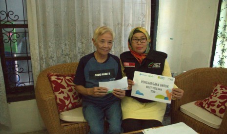 Tim Mobile Social Rescue (MSR)-ACT memberikan penghargaan kepada veteran atlet Indonesia, Jalan Waru Doyong, Jatinegara, Jakarta Timur, Selasa (14/5).