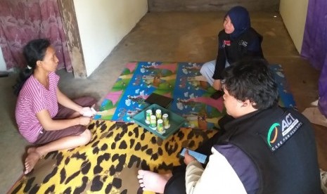 Tim MSR-ACT saat melakukan asesmen di rumah Vina (10) pasien penderita Thalassemia dari keluarga kurang mampu di Purwokerto Selatan.