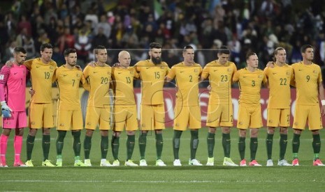 Tim nasional Australia berbaris di tengah lapangan untuk mengheningkan cipta bagi korban teror London Bridge sebelum laga kontra Arab Saudi di Adelaide Oval, Kamis (8/6). Tim Saudi tidak ikut mengheningkan cipta karena bukan bagian dari budaya mereka. 