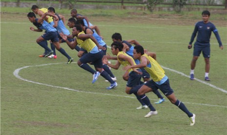 Tim nasional Indonesia mengikuti latihan di Stadion Universitas Sumatera Utara (USU) Medan, Sumut, jelang kualifikasi Piala Asia 2015. 