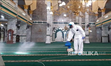 Tim Nasional Pencegahan covid-19 Pengurus Pusat Dewan Mesjid Indonesia (DMI) telah melakukan penyemprotan desinfektan di sejumlah masjid yang berada dalam wilayah DKI jakarta.