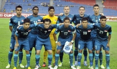 Tim Nasional Singapura berpose saat laga melawan Indonesia pada babak penyisihan grup B Piala AFF 2012 di stadion Bukit Jalil, Kuala Lumpur, Malaysia.