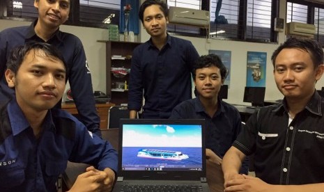 Tim Nawasena dengan desain kapal ferry rancangannya.